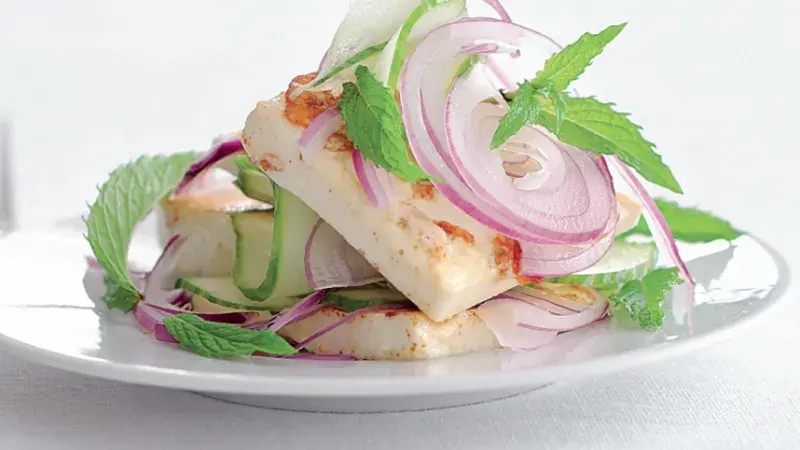 Opékaný sýr akawi s okurkovým salátem