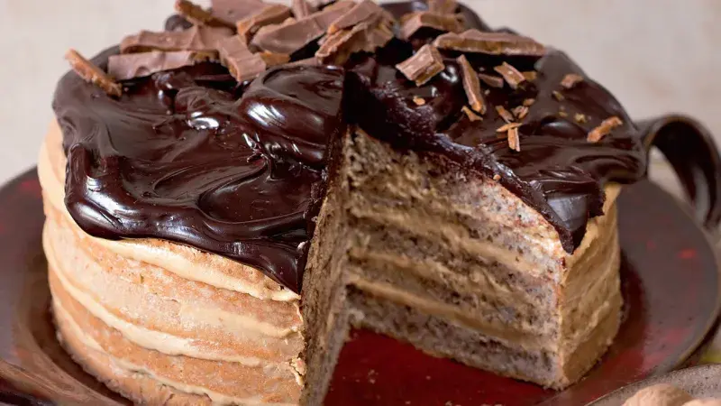Ořechový dort s karamelem a čokoládou