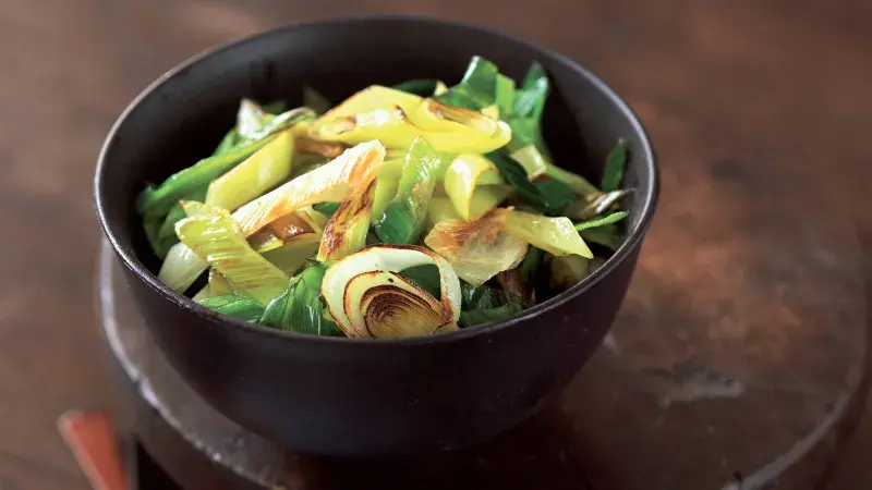 Osmahnutý pórkový salát