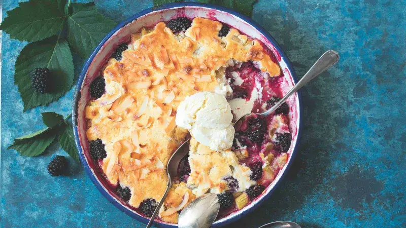 Ostružinovo-rebarborový cobbler