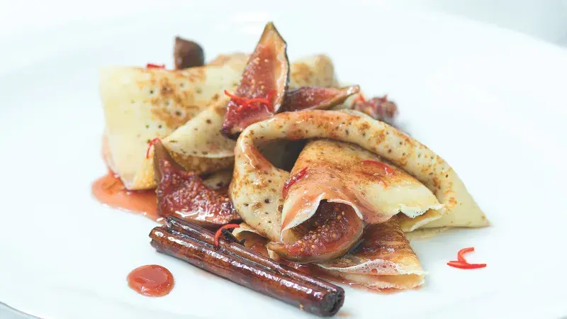 Palačinky s fíky marinovanými v kořeněném karamelu