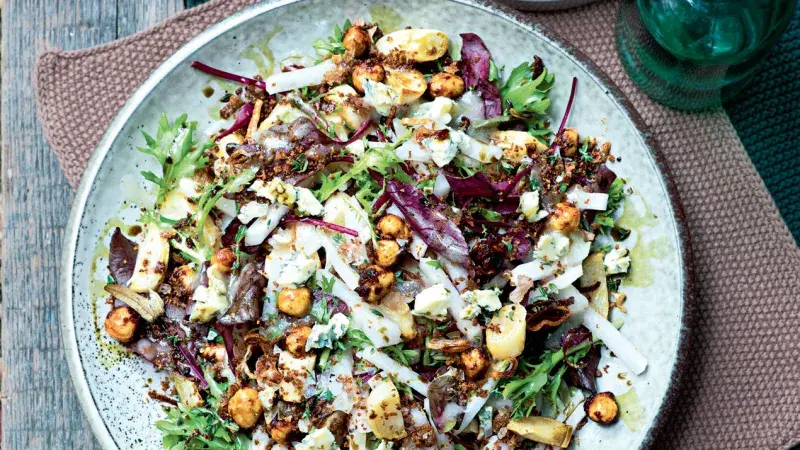 Pastinákový salát s oříšky a pivní zálivkou