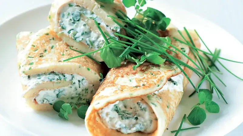 Pažitkové palačinky s jemnou bylinkovou náplní