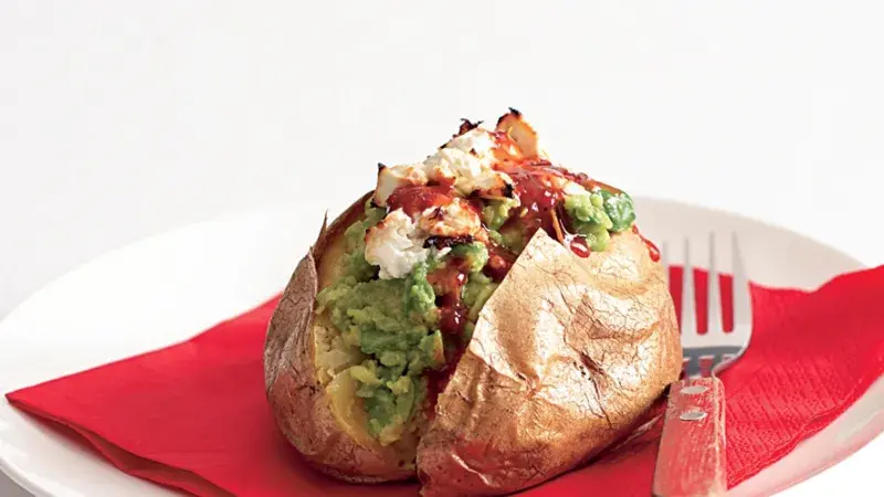 Plněné pečené brambory s avokádem a ricottou