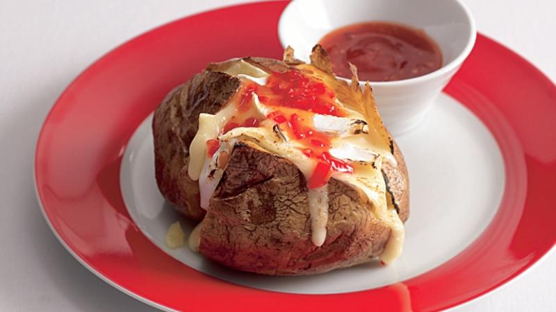 Plněné pečené brambory s chilli a sýrem brie