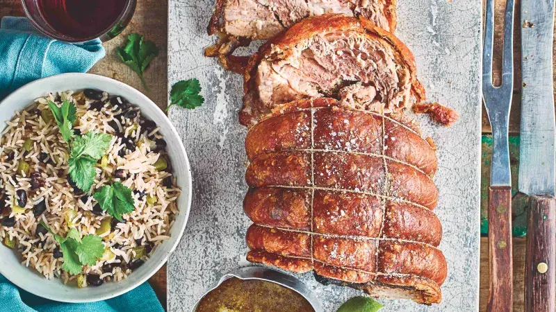 Pečená vepřová kýta s rýží s černými fazolemi