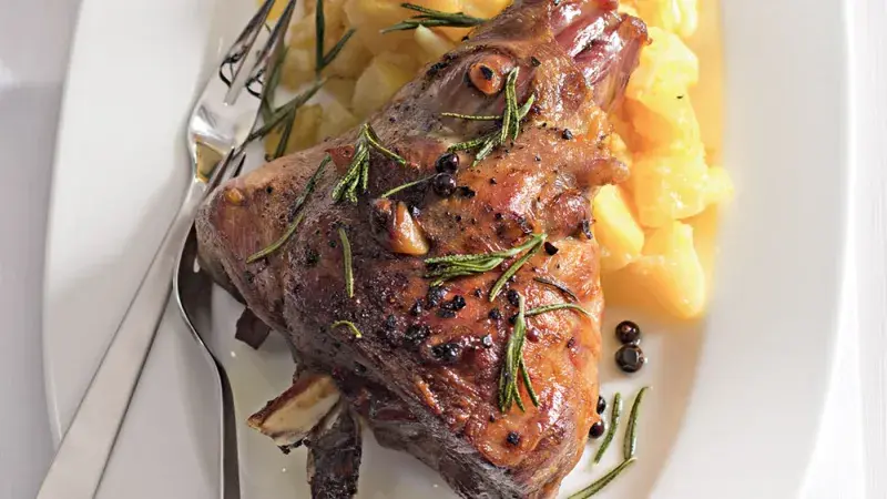 Pečené jehněčí kolínko s česnekem a jalovcem