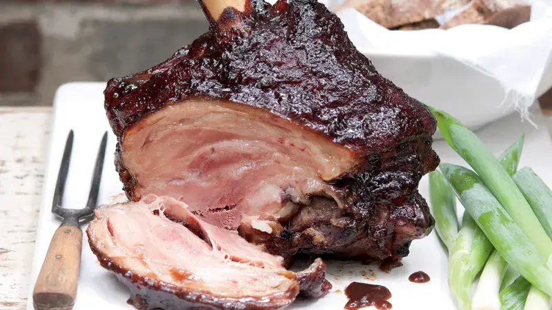 Pečené uzené koleno s povidlovým glazé