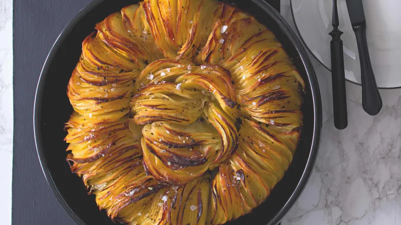 Pečené bramborové plátky a glazované zelíčko pak čoi