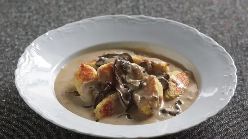 Pečené knedlíky s houbovou omáčkou