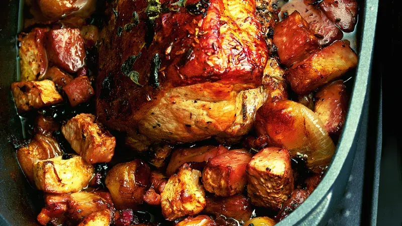 Vepřová pečeně s celerem, cibulkami a slaninou