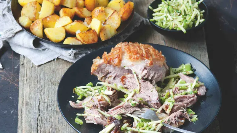 Pečené vepřové s jablečným salátem