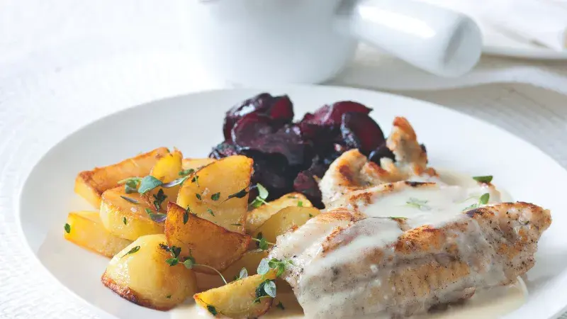 Pečený lín s křenovým velouté a červenou řepou