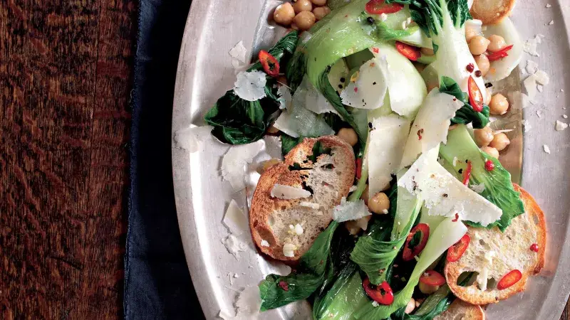 Pikantní listy s cizrnou a křupavým chlebem