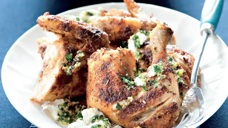 Pikantní pečené kuře se zálivkou z čerstvého sýra