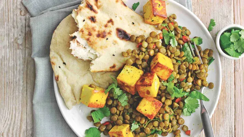 Pikantní zelená čočka s opékaným panýrem