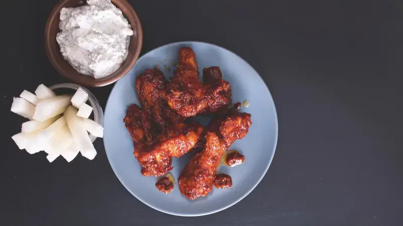 Ostrá křídla s nivovou omáčkou