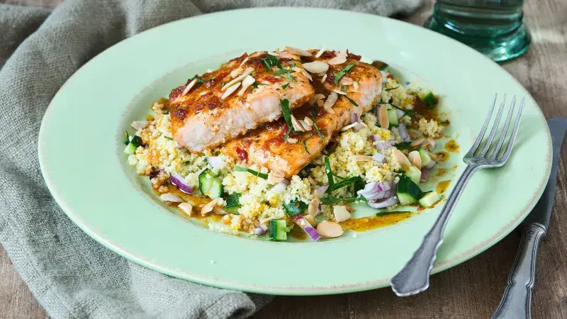 Pikantní losos s harissou a kuskusem