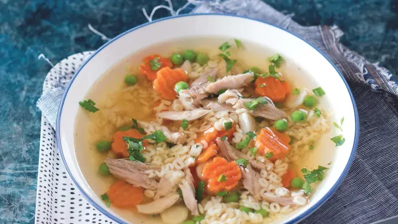 Písmenková kuřecí polévka