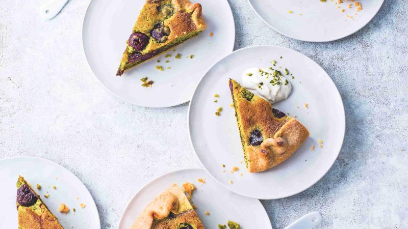 Pistáciovo-třešňový ‚bakewell‘ koláč