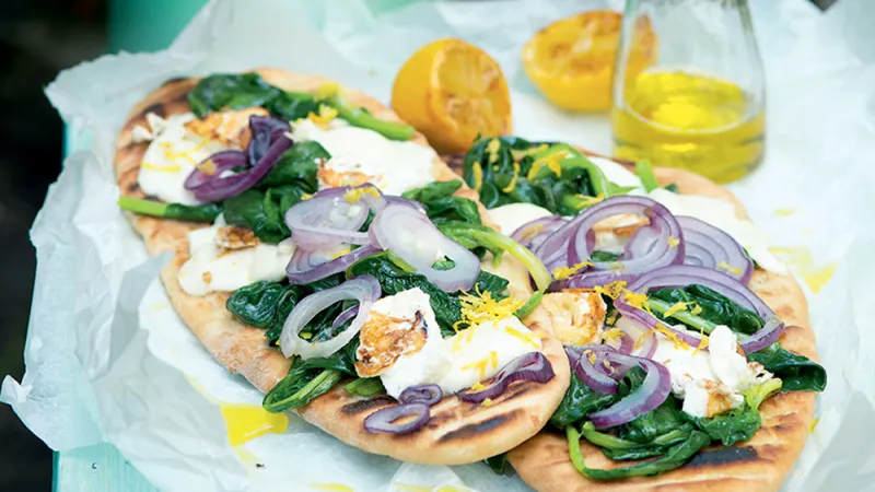 Pizza z grilu se špenátem