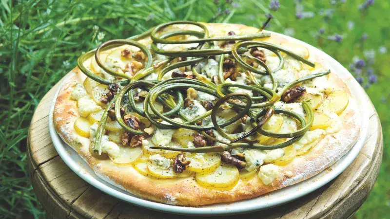 Pizza s česnekovými výhonky