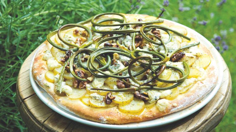 Pizza s česnekovými výhonky Pizza s česnekovými výhonky