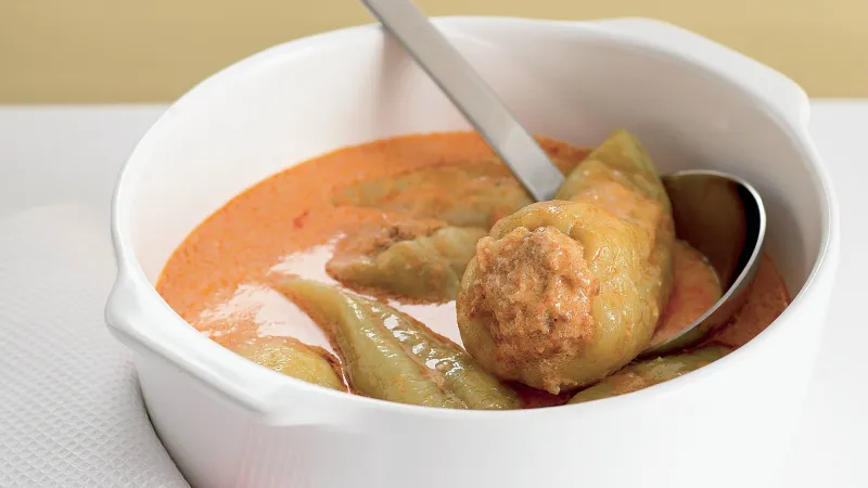 Plněné papriky s rajskou omáčkou a knedlíkem