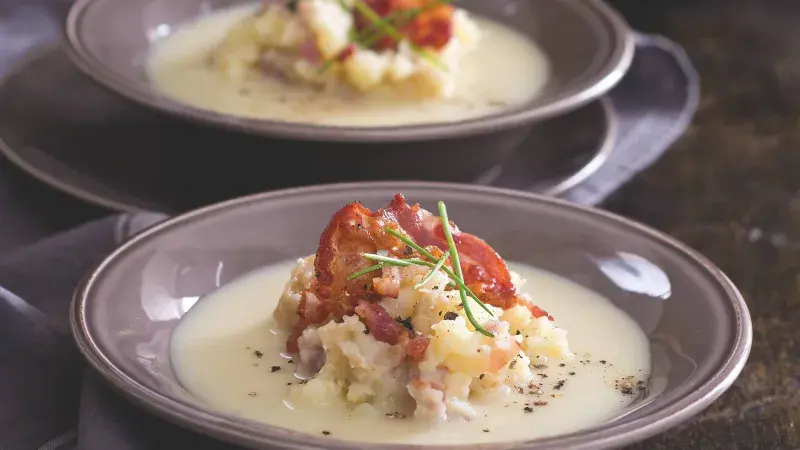 Polévka z podmáslí s křenovými šťouchanými bramborami