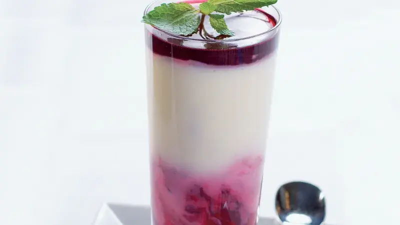 Pohár s třešněmi