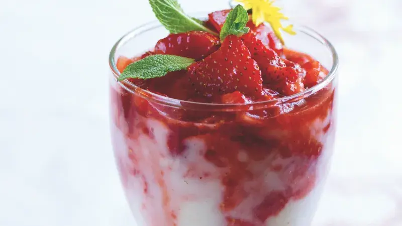 Pohár z ovesného mléka s jahodami