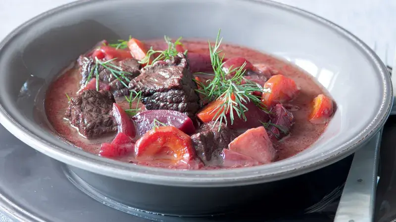 Hovězí guláš s červenou řepou