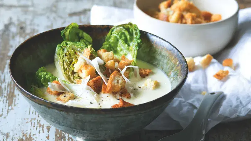 Polévka a la salát Caesar