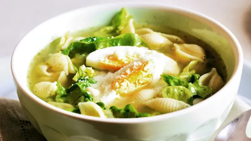 Polévka s jarním salátem