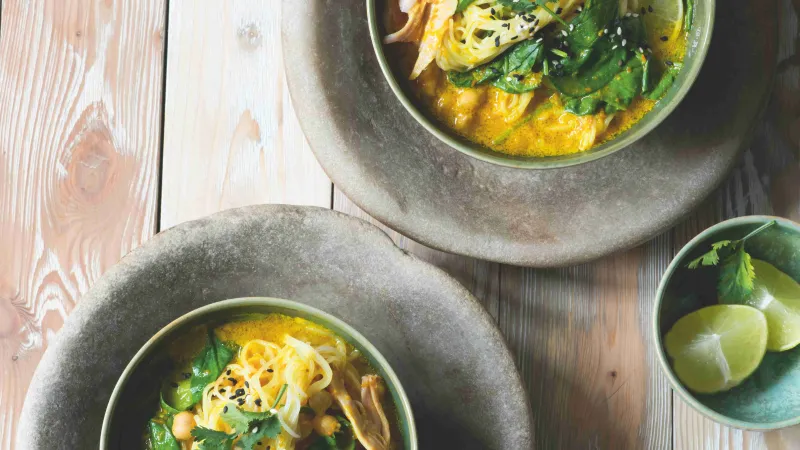 Polévka s kurkumou a uzeným kuřetem