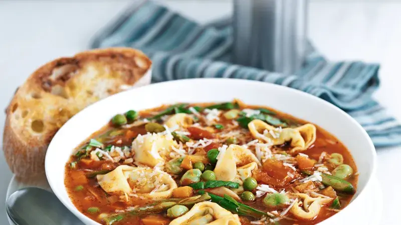 Polévka s plněnými těstovinami