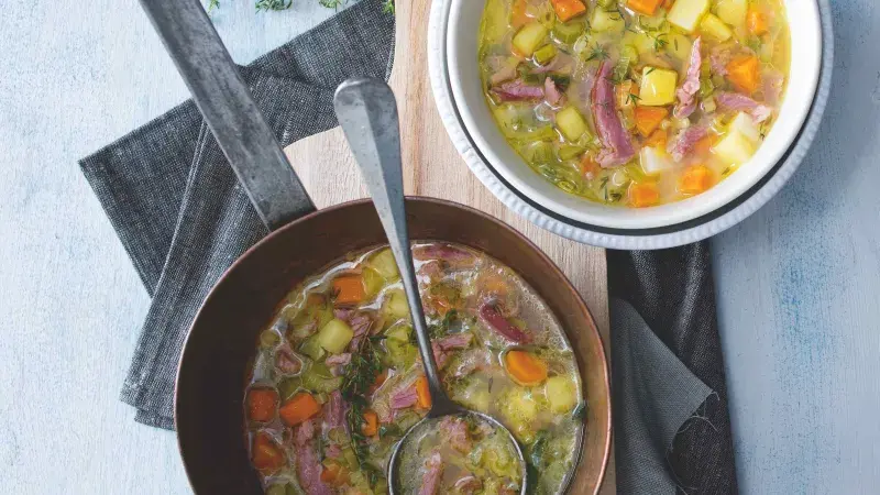 Polévka s uzeným kolenem