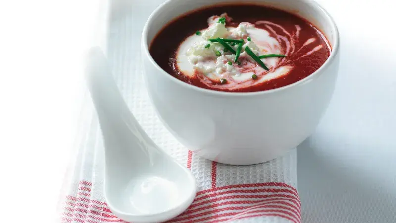 Polévka z červené řepy a rajčat