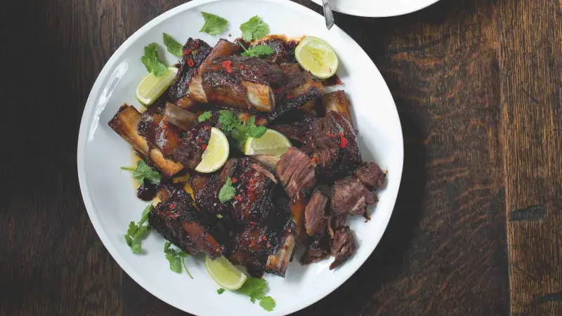 Pomalu pečená hovězí žebra