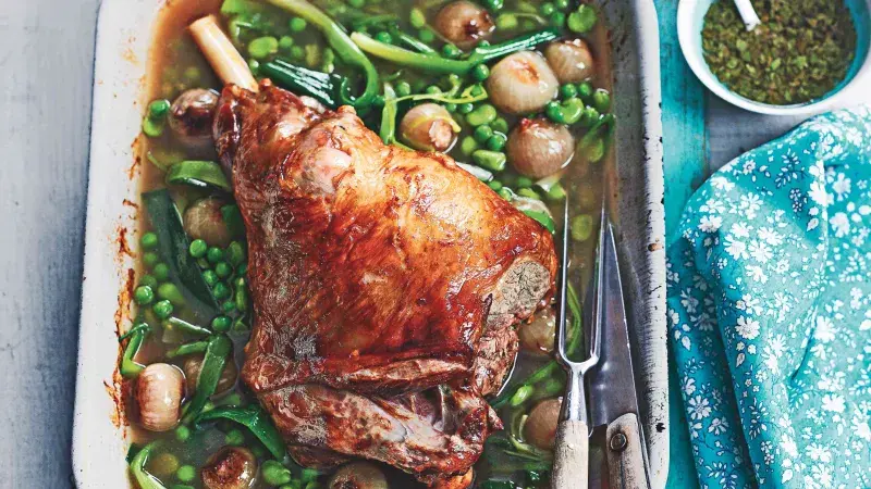 Jehněčí kýta s jarní zeleninou a mátovou omáčkou