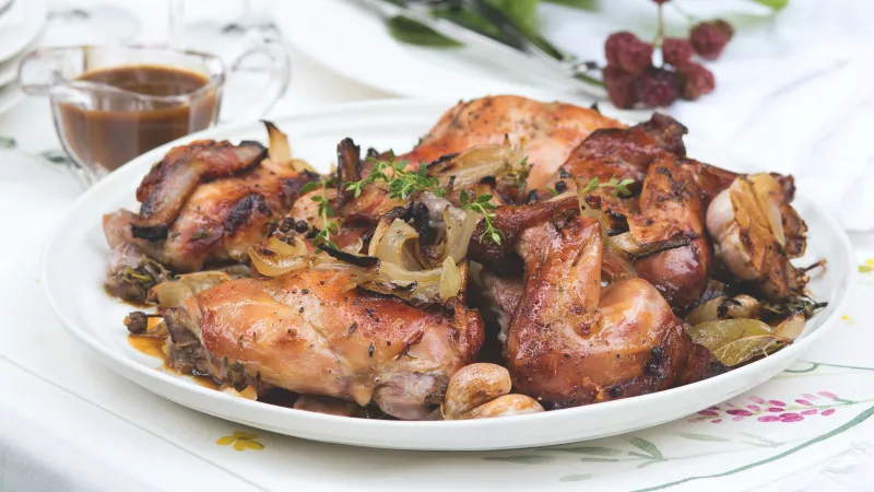 Pomalu pečený králík s česnekem, cibulí a bylinkami