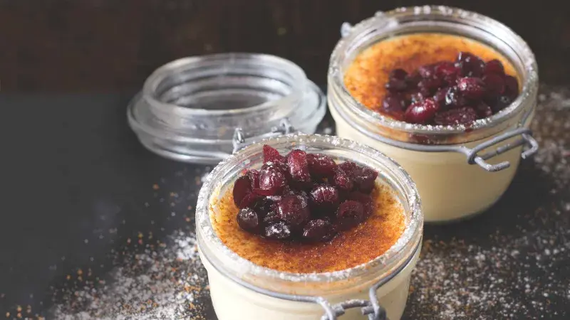 Pudink s rumovými brusinkami a perníkovou drobenkou