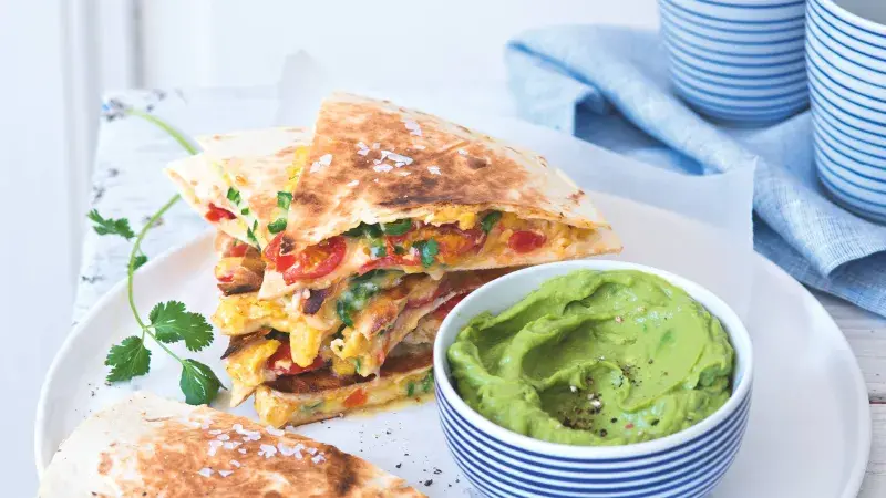 Triky s tortillami: 6 receptů, které zachrání snídani, oběd i večírek + tipy, aby se už nikdy nepolámaly