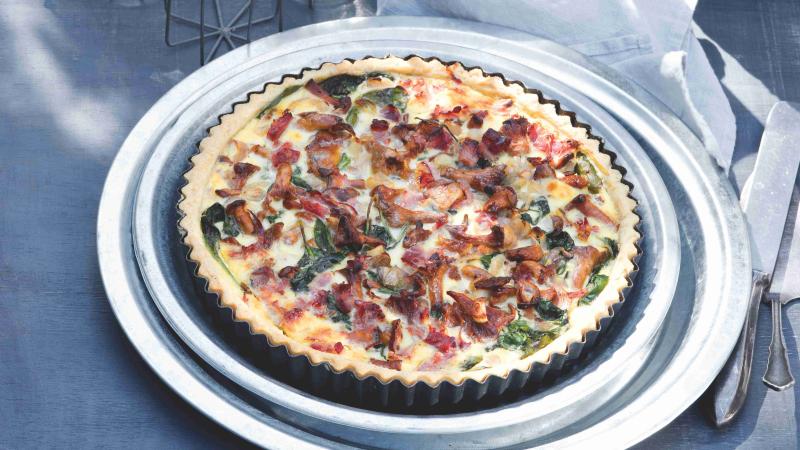 Quiche s liškami, schwarzwaldskou šunkou a šalotkami