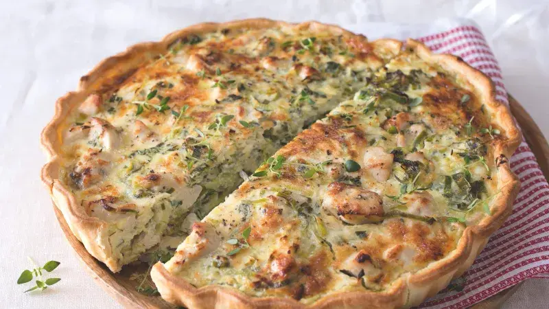 Quiche s kuřetem, pórkem a sýrem gruyère