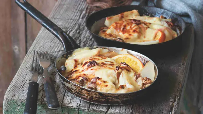 Raclette s ovocem a ořechy