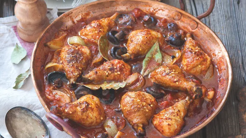 Paprikové kuře s houbami a rajčaty