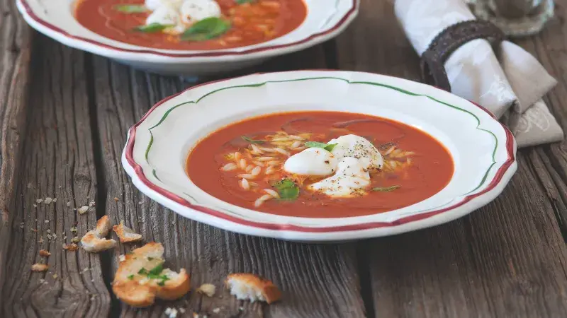 Rajčatová polévka s rozpečenými bocconcini