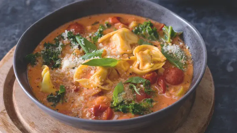 Rajčatová polévka s plněnými těstovinami