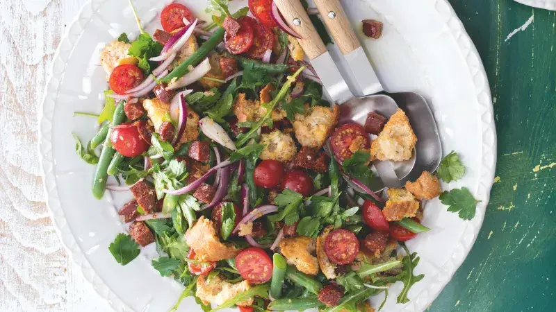 Rajčatový salát s chlebem a chorizem